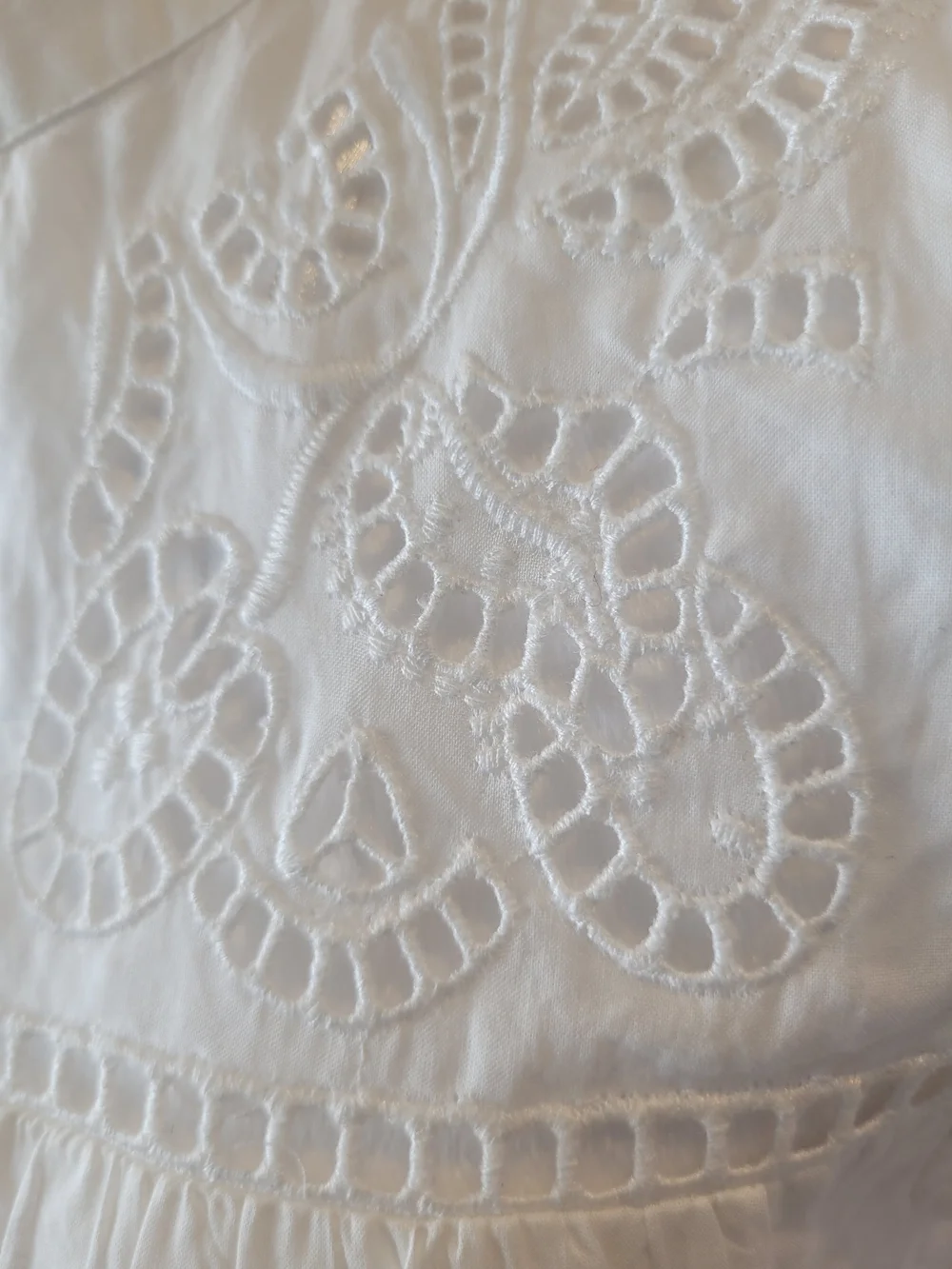 NWT White Embroidered Flutter Sleeve Blouse Size ; xs. - Picture 7 of 13